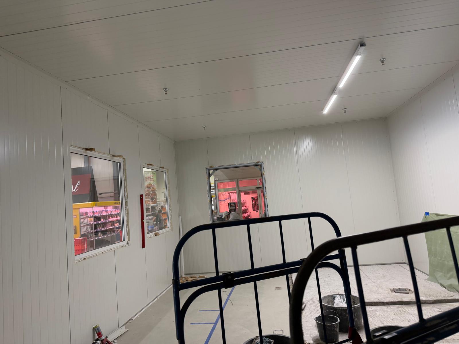 Innenraum einer neuen Zelle mit Deckenleuchte und mehreren eingesetzten Sichtfenstern